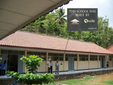 schoolgebouw met plaquette
