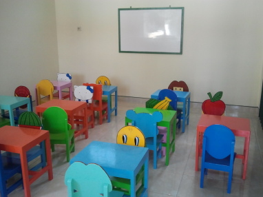 klaslokaal met kleurig meubilair